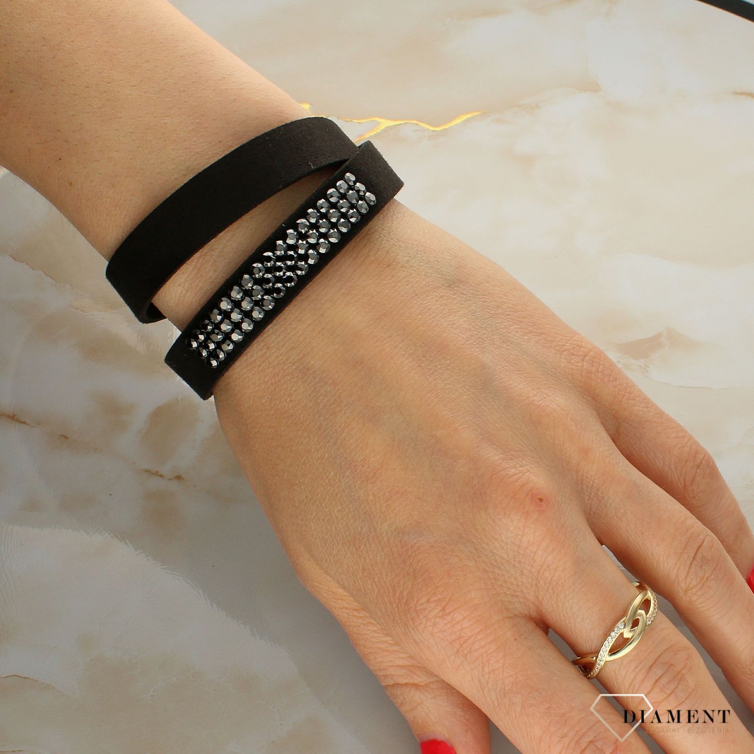 Bransoletka damska Spark Beautiful Alcantara BLNMESHU3CZJ. Bransoletka damska Spark. Bransoletka damska z alcantary. Czarna bransoletka z kryształkami. Bransoletka czarna Spark. Bransoletka SPARK Swarovski idealna na.jpg