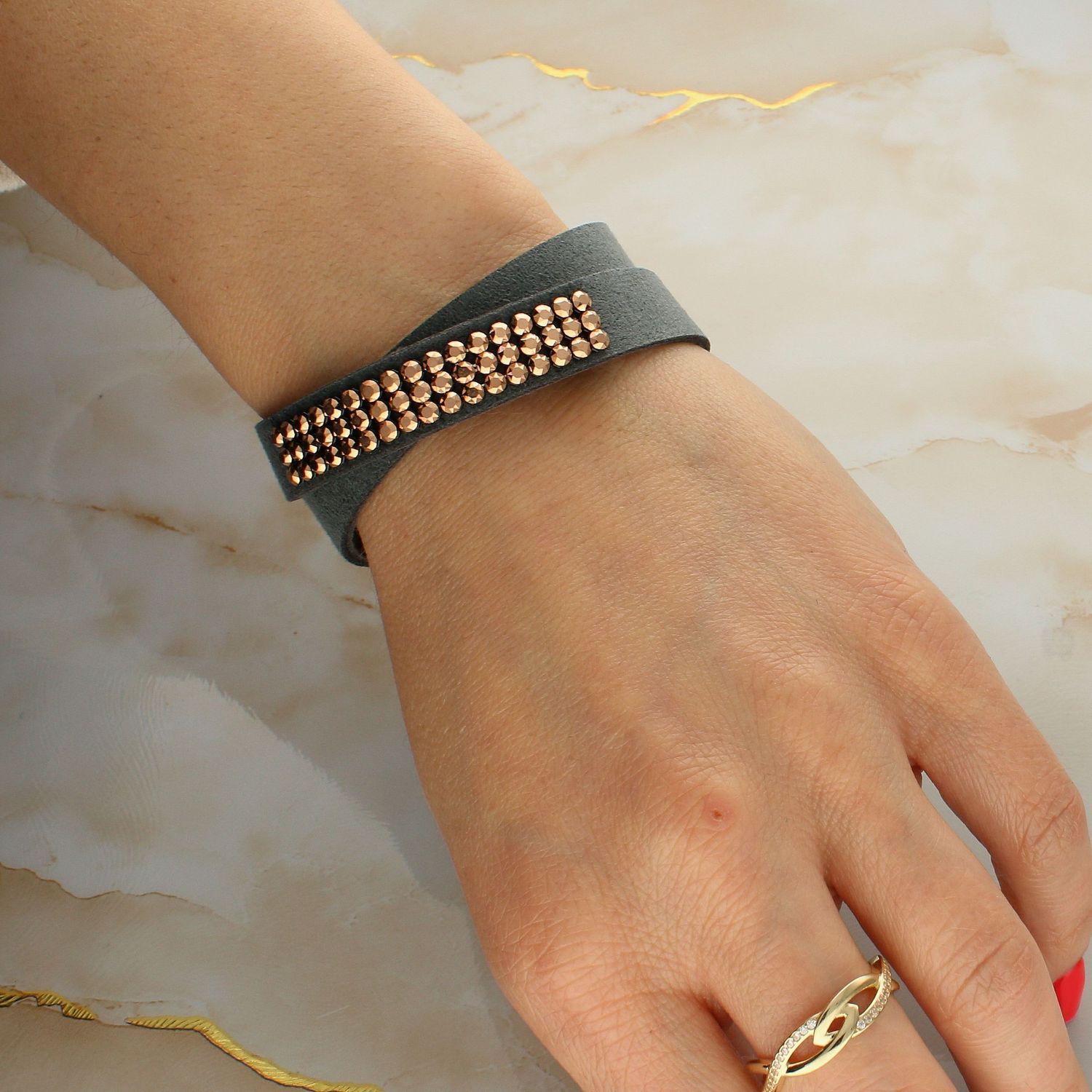 Bransoletka szara z różowymi kryształami Swarovski Sparkle BLNMESHU3HRG. Bransoletka damska Spark. Bransoletka damska z alcantary. Szara bransoletka z kryształkami. Bransoletka szara Spark. Bransoletka SPARK Swarovsk.jpg