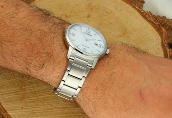 Zegarek męski Citizen BM6755-71A – klasyczny model z mechanizmem Eco-Drive. Biała tarcza, stalowa bransoleta, datownik i 180 dni rezerwy mocy. Styl, precyzja i japońska jakość.3.jpg