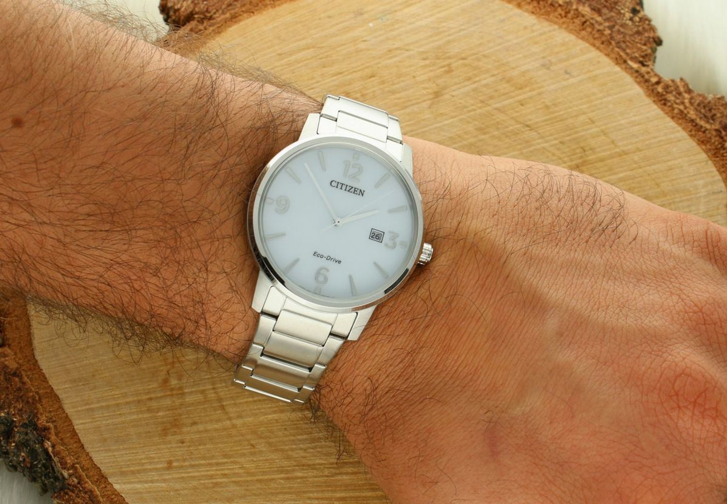 Zegarek męski Citizen BM6755-71A – klasyczny model z mechanizmem Eco-Drive. Biała tarcza, stalowa bransoleta, datownik i 180 dni rezerwy mocy. Styl, precyzja i japońska jakość.1.webp