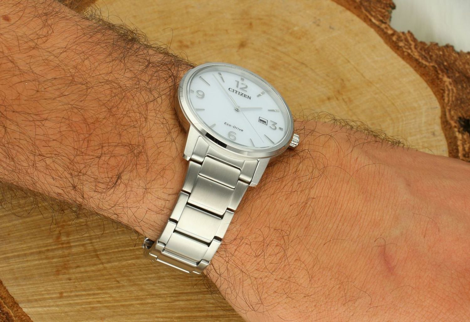 Zegarek męski Citizen BM6755-71A – klasyczny model z mechanizmem Eco-Drive. Biała tarcza, stalowa bransoleta, datownik i 180 dni rezerwy mocy. Styl, precyzja i japońska jakość.1.webp