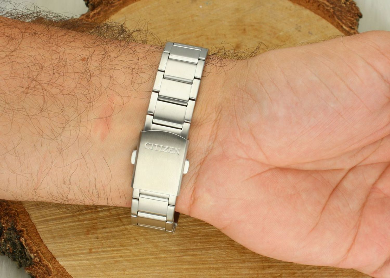 Zegarek męski Citizen BM6755-71A – klasyczny model z mechanizmem Eco-Drive. Biała tarcza, stalowa bransoleta, datownik i 180 dni rezerwy mocy. Styl, precyzja i japońska jakość.1.webp