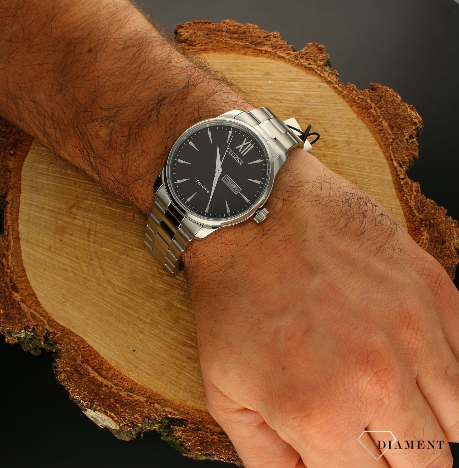 Męski Citizen ECO-DRIVE BM8550-81EE jest to zegarek, w których wykorzystano innowacyjna technologie Eco – Drive, wykorzystuje on różne źródła energii, przez co jest przyjaźniejszy dla środowiska..webp
