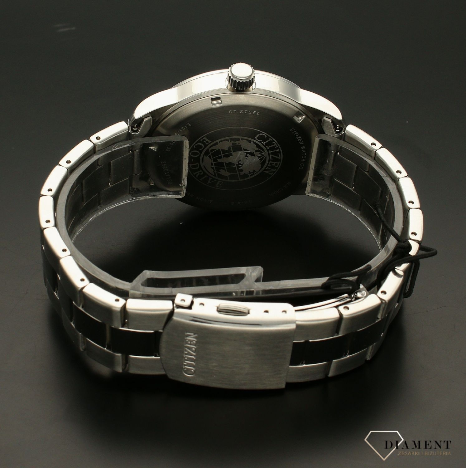 Męski Citizen ECO-DRIVE BM8550-81EE jest to zegarek, w których wykorzystano innowacyjna technologie Eco – Drive, wykorzystuje on różne źródła energii, przez co jest przyjaźniejszy dla środowiska..webp