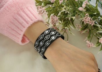 Ekskluzywna bransoletka Swarovski Marine Crystal BMAR1CZC z czarnej Alcantary® zdobiona kryształami Swarovski® w kolorze Crystal. Długość 18,5 cm, szerokość 3 cm2.jpg