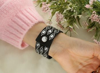 Ekskluzywna bransoletka Swarovski Marine Crystal BMAR1CZC z czarnej Alcantary® zdobiona kryształami Swarovski® w kolorze Crystal. Długość 18,5 cm, szerokość 3 cm4.jpg