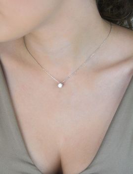 Naszyjnik ze srebra 925 z białym moissanitem 6 mm w czterech łapkach. Elegancki, certyfikowany dodatek na każdą okazję. Model CQ BMCP066-6 (1).JPG