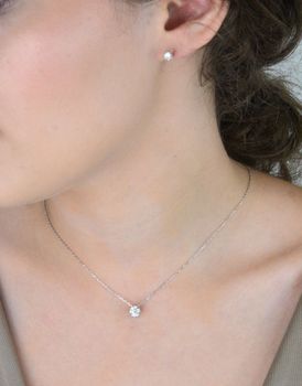Naszyjnik ze srebra 925 z białym moissanitem 6 mm w czterech łapkach. Elegancki, certyfikowany dodatek na każdą okazję. Model CQ BMCP066-6 (2).JPG
