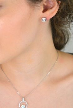 Srebrne kolczyki z centralnym moissanitem 0,50 ct, otoczonym mniejszymi kamieniami. Szlif brylantowy, srebro próby 925, zapięcie na sztyft. Klasyczny blask na każdą okazję (6).JPG