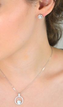 Srebrne kolczyki z centralnym moissanitem 0,50 ct, otoczonym mniejszymi kamieniami. Szlif brylantowy, srebro próby 925, zapięcie na sztyft. Klasyczny blask na każdą okazję (7).JPG