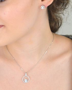 Srebrne kolczyki z centralnym moissanitem 0,50 ct, otoczonym mniejszymi kamieniami. Szlif brylantowy, srebro próby 925, zapięcie na sztyft. Klasyczny blask na każdą okazję (9).JPG
