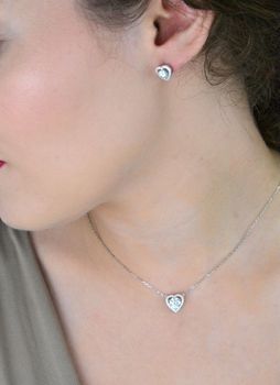 Ekskluzywne kolczyki srebrne z moissanitem 0,50 ct w kształcie serca. Certyfikat GRA, powłoka z rodu i palladu, eleganckie opakowanie. Idealne na prezent lub wyjątkową okazję (3).JPG