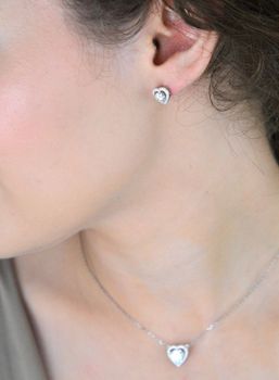 Ekskluzywne kolczyki srebrne z moissanitem 0,50 ct w kształcie serca. Certyfikat GRA, powłoka z rodu i palladu, eleganckie opakowanie. Idealne na prezent lub wyjątkową okazję (5).JPG