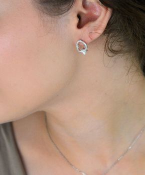 Kolczyki srebrne z moissanitem 0,60 ct (5,5 mm), certyfikat GRA, powłoka z rodu i palladu. Elegancki styl i jakość Brizzling Jewels. Idealny wybór na prezent (4).JPG