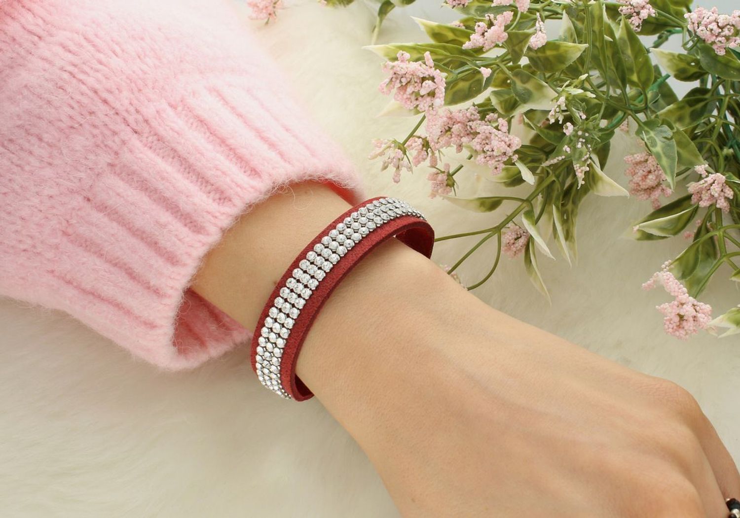 Bransoletka SPARK Swarovski BMESH3C z bordowej Alcantary® zdobiona kryształami Swarovski® Crystal. Długość 19 cm, szerokość 1,5 cm – elegancka i zmysłowa biżuteria.1.jpg