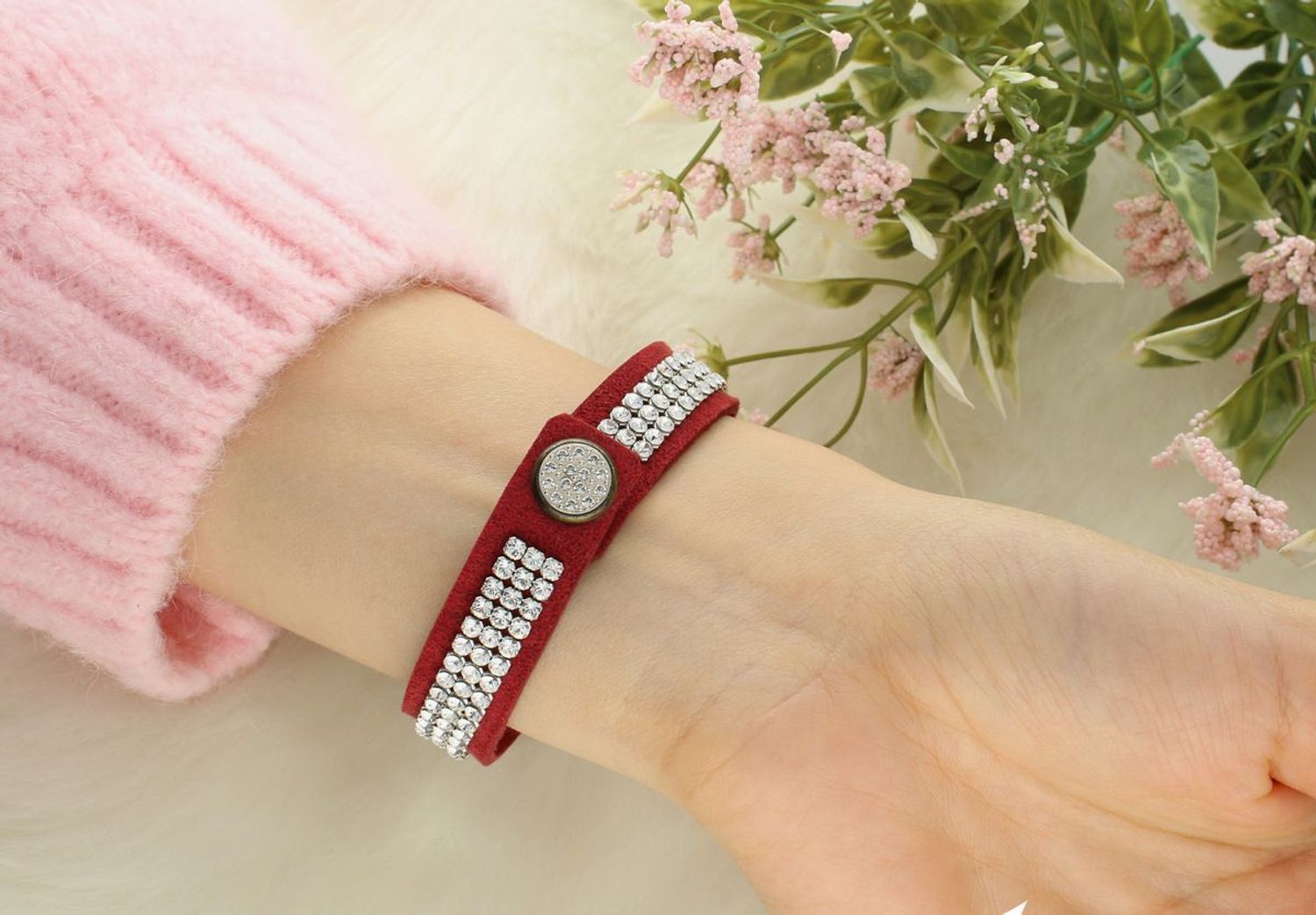 Bransoletka SPARK Swarovski BMESH3C z bordowej Alcantary® zdobiona kryształami Swarovski® Crystal. Długość 19 cm, szerokość 1,5 cm – elegancka i zmysłowa biżuteria.1.jpg