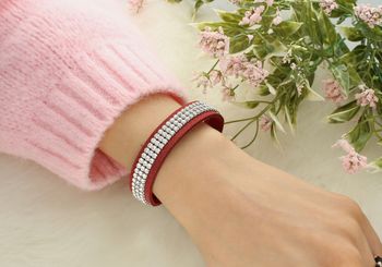 Bransoletka SPARK Swarovski BMESH3C z bordowej Alcantary® zdobiona kryształami Swarovski® Crystal. Długość 19 cm, szerokość 1,5 cm – elegancka i zmysłowa biżuteria.3.jpg