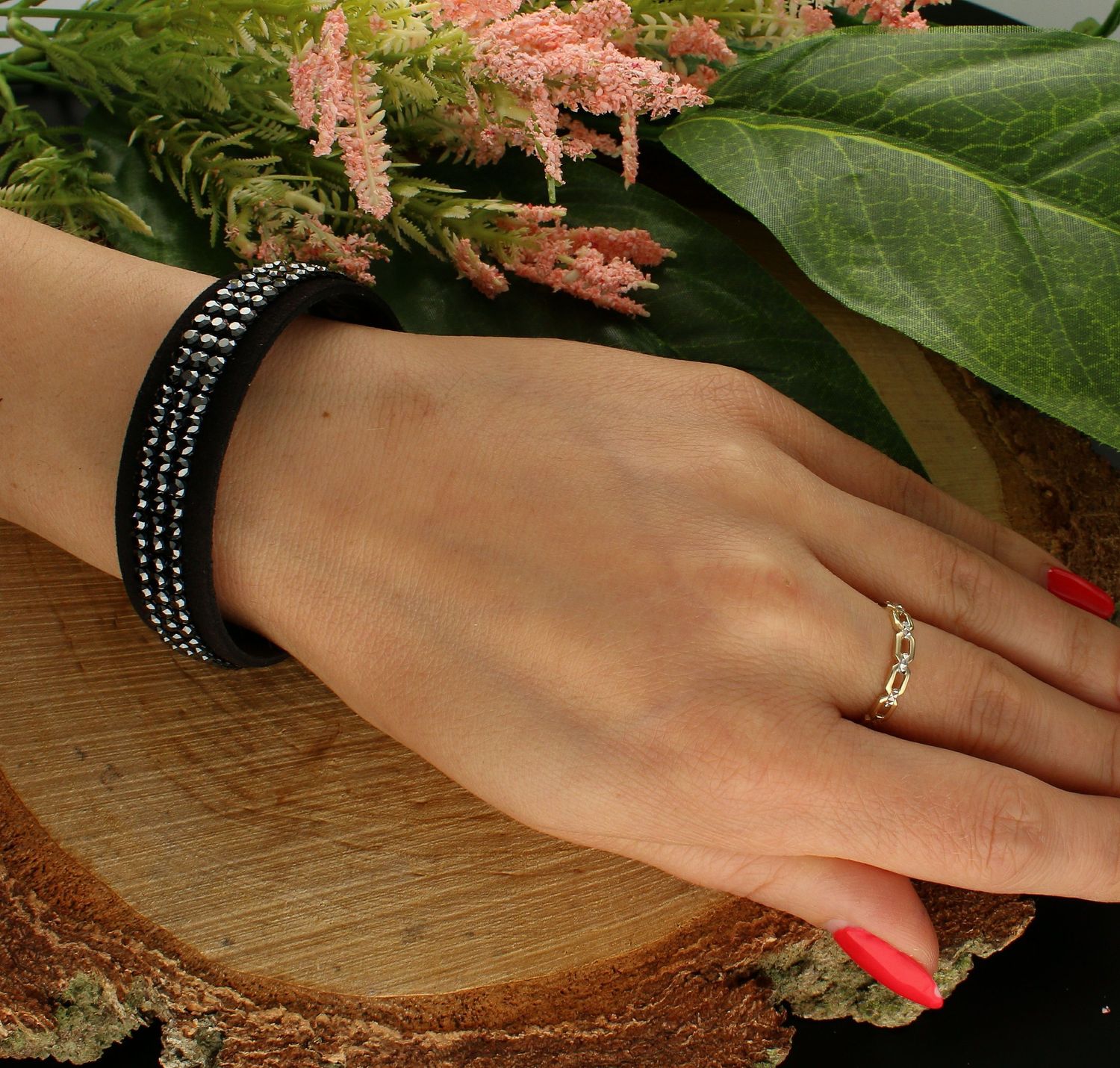 Bransoletka Swarovski z opalizującymi kryształami Swarovski BMESH3CZJ. Bransoletka damska Swarovski . Bransoletka damska z alcantary. Czarna bransoletka z kryształkami. Bransoletka czarna Swarovski . Bra .jpg