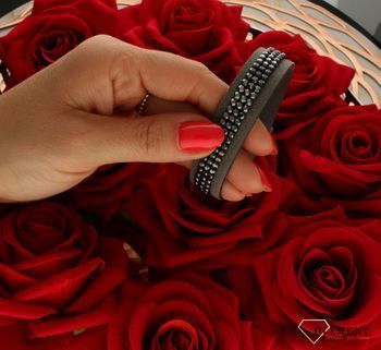 Bransoletka Swarovski szara z czarnymi kryształami BMESH3HJ. Bransoletka wykonana z szarej Alcantary® oraz ekskluzywnych kryształów Swarovski® (1).jpg