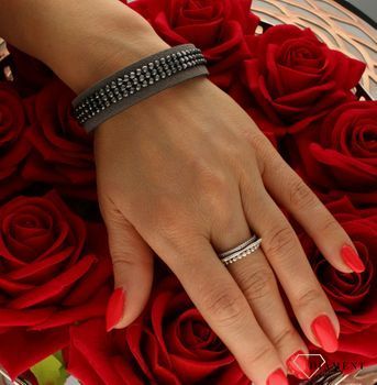 Bransoletka Swarovski szara z czarnymi kryształami BMESH3HJ. Bransoletka wykonana z szarej Alcantary® oraz ekskluzywnych kryształów Swarovski® (3).jpg