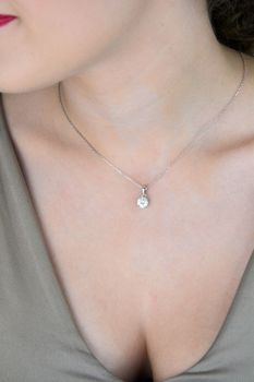 Wisiorek z moissanitem 1 ct – okrągła zawieszka, srebro rodowane i palladowane, certyfikat GRA, długość 40–45 cm, waga 2,10 g. Elegancja i blask Brizzling Jewels (1).JPG