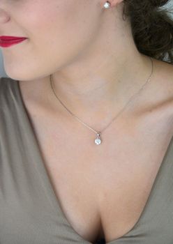 Wisiorek z moissanitem 1 ct – okrągła zawieszka, srebro rodowane i palladowane, certyfikat GRA, długość 40–45 cm, waga 2,10 g. Elegancja i blask Brizzling Jewels (5).JPG