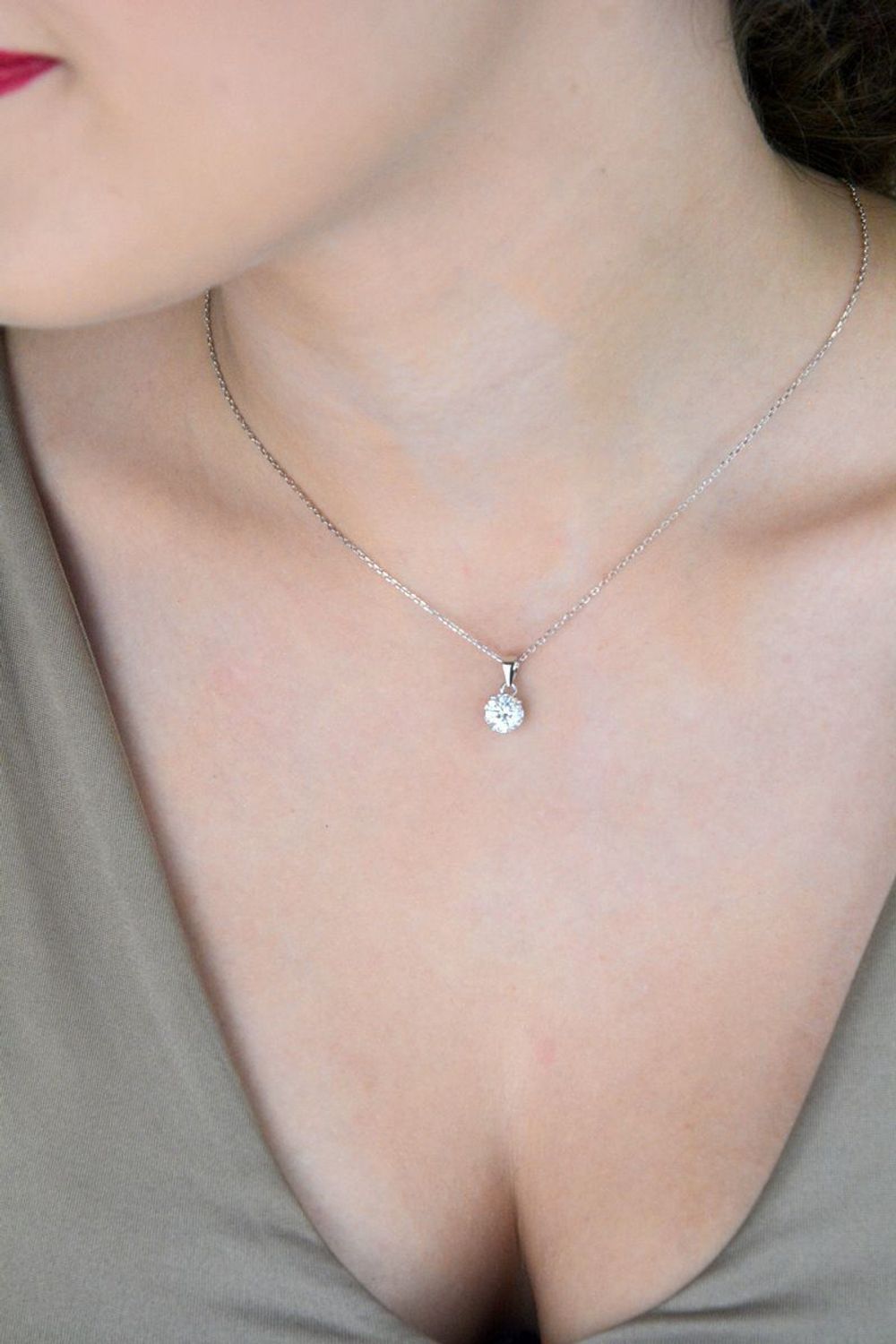 Naszyjnik srebrny z moissanitem 1 ct – okrągła zawieszka  Brizzling Jewels BMP006sf.jpg