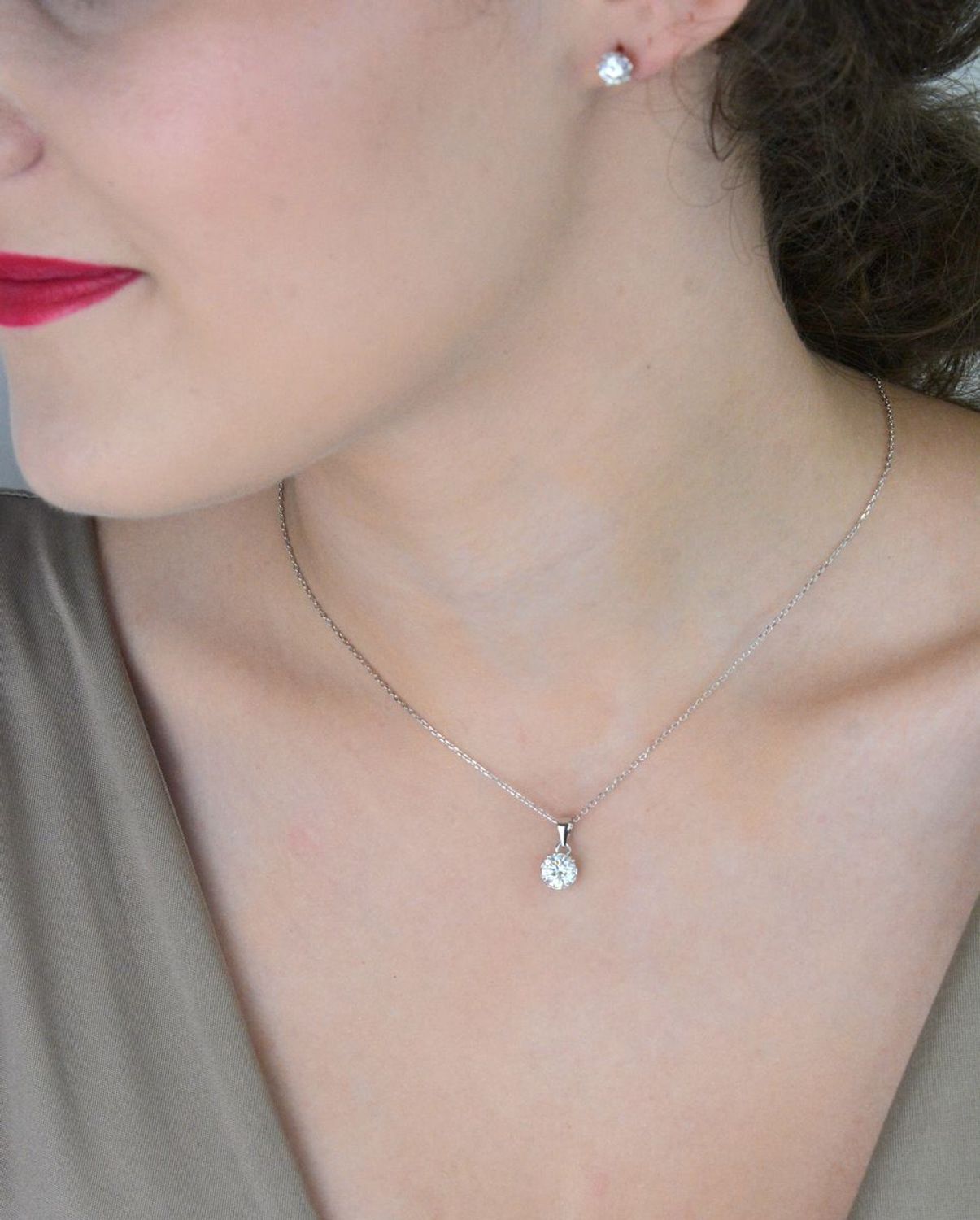 Naszyjnik srebrny z moissanitem 1 ct – okrągła zawieszka  Brizzling Jewels BMP006sf.jpg