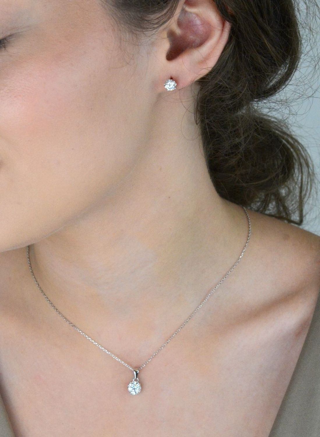 Naszyjnik srebrny z moissanitem 1 ct – okrągła zawieszka  Brizzling Jewels BMP006sf.jpg