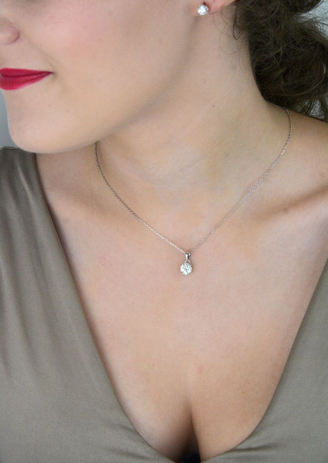 Naszyjnik srebrny z moissanitem 1 ct – okrągła zawieszka  Brizzling Jewels BMP006sf.jpg