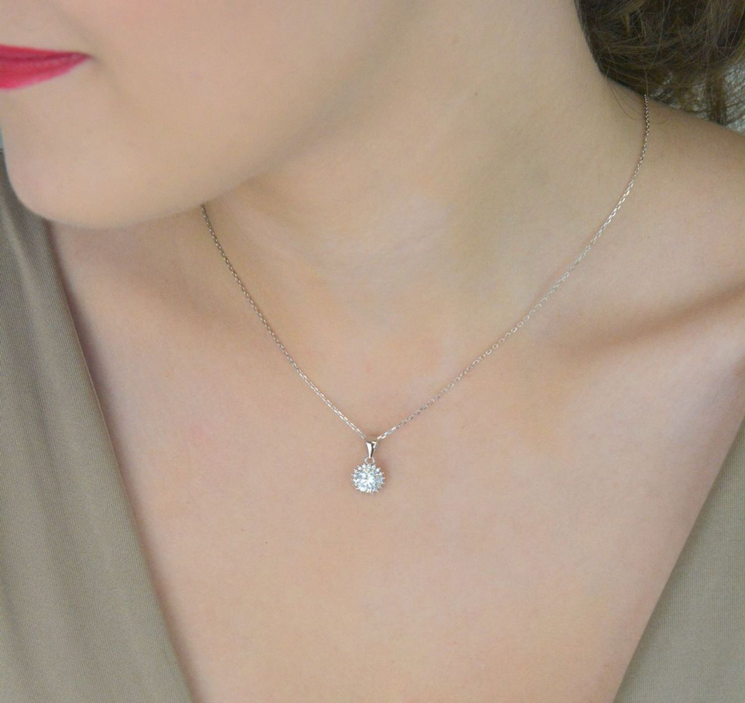 Srebrny naszyjnik z moissanitami BMP008 – okrągła zawieszka  Biżuteria damska.jpg