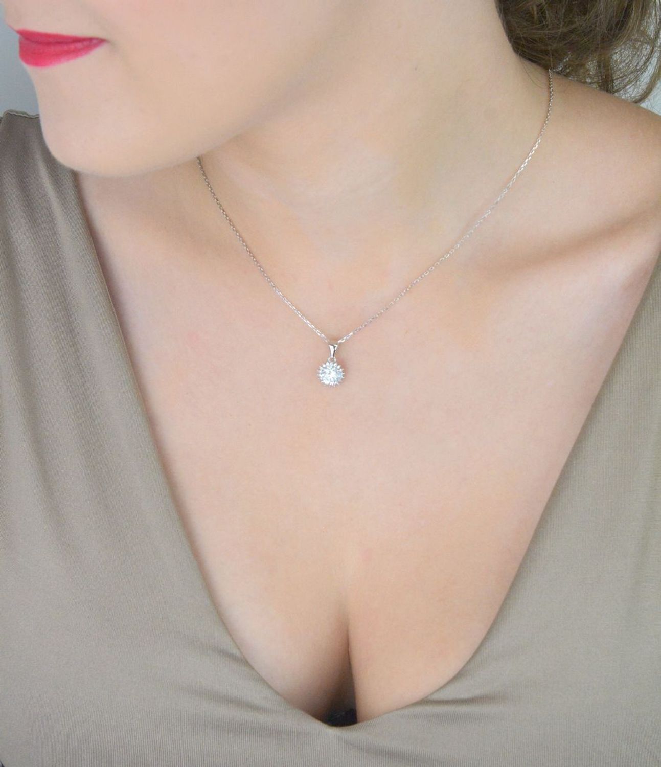 Srebrny naszyjnik z moissanitami BMP008 – okrągła zawieszka  Biżuteria damska.jpg