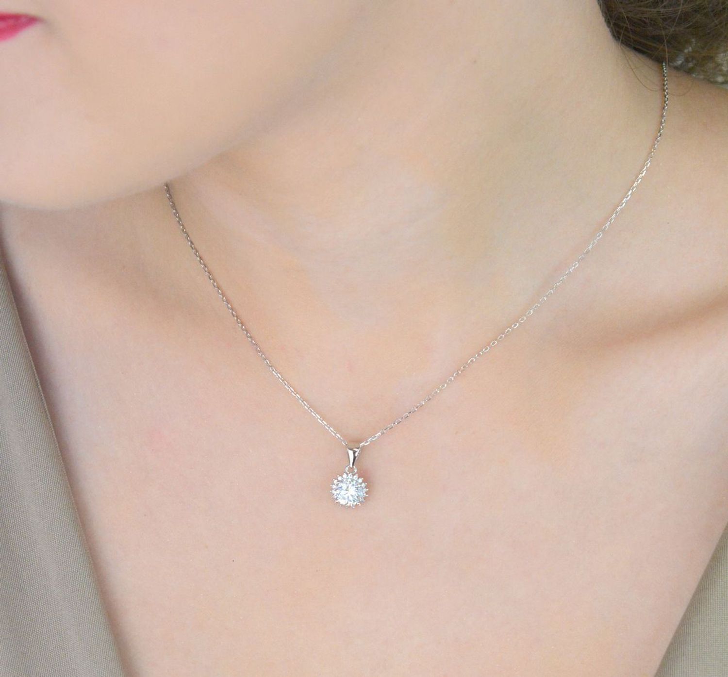 Srebrny naszyjnik z moissanitami BMP008 – okrągła zawieszka  Biżuteria damska.jpg
