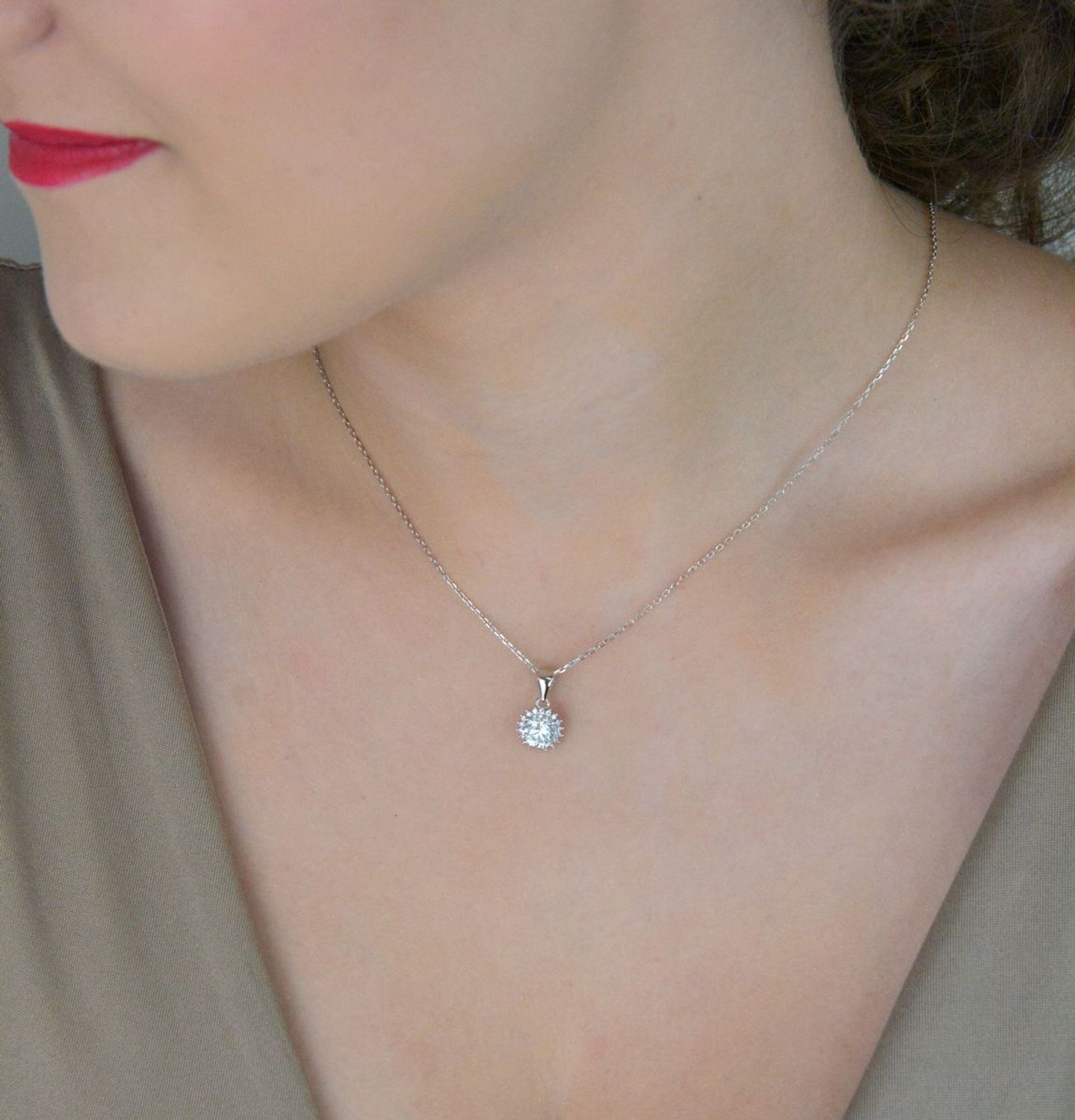 Srebrny naszyjnik z moissanitami BMP008 – okrągła zawieszka  Biżuteria damska.jpg