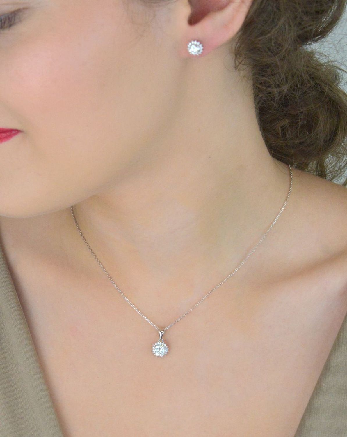 Srebrny naszyjnik z moissanitami BMP008 – okrągła zawieszka  Biżuteria damska.jpg