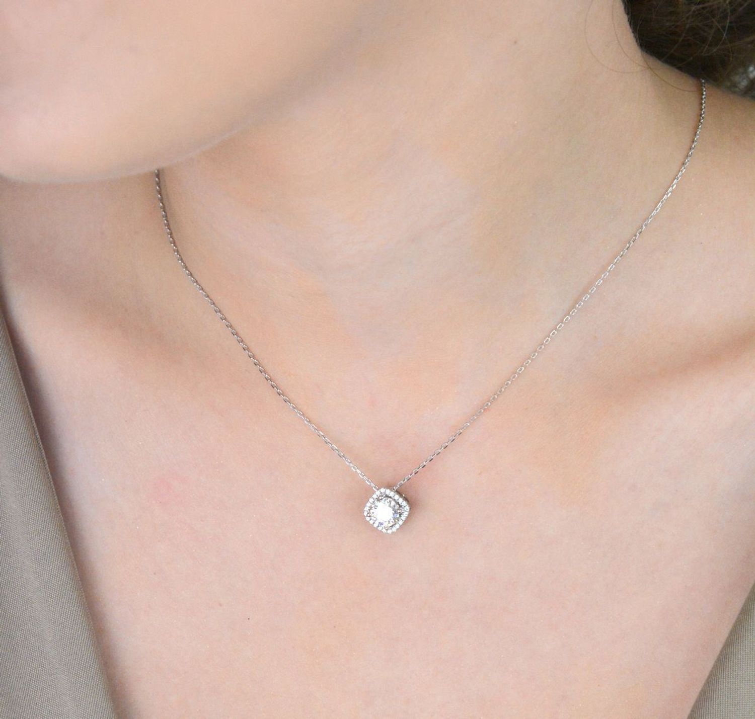 Srebrny naszyjnik z białymi moissanitami BMP043 – kwadratowe zdobienie  Elegancka biżuteria (2).jpg