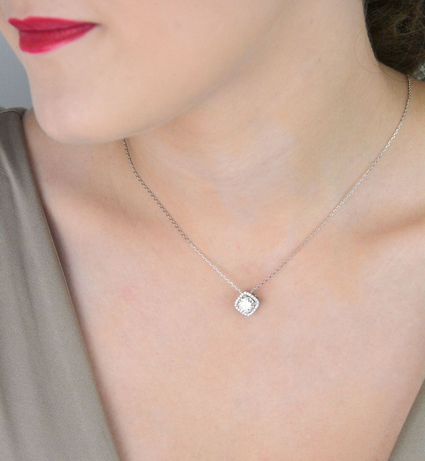 Srebrny naszyjnik z białymi moissanitami BMP043 – kwadratowe zdobienie  Elegancka biżuteria (2).jpg