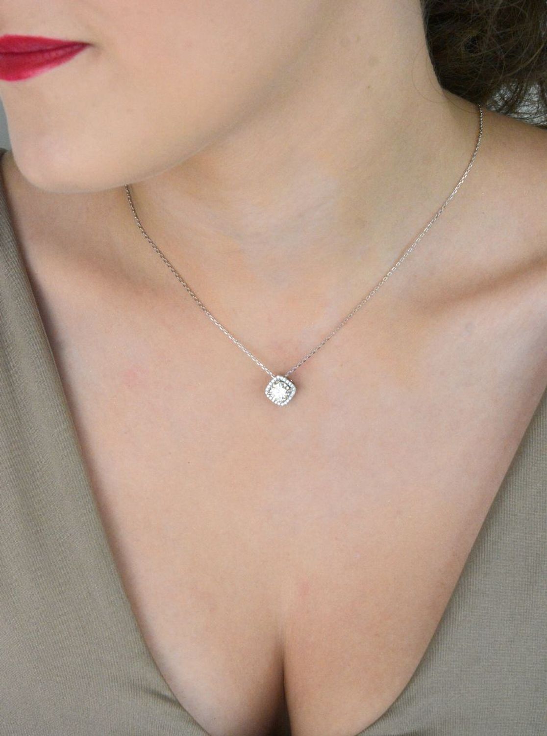 Srebrny naszyjnik z białymi moissanitami BMP043 – kwadratowe zdobienie  Elegancka biżuteria (2).jpg