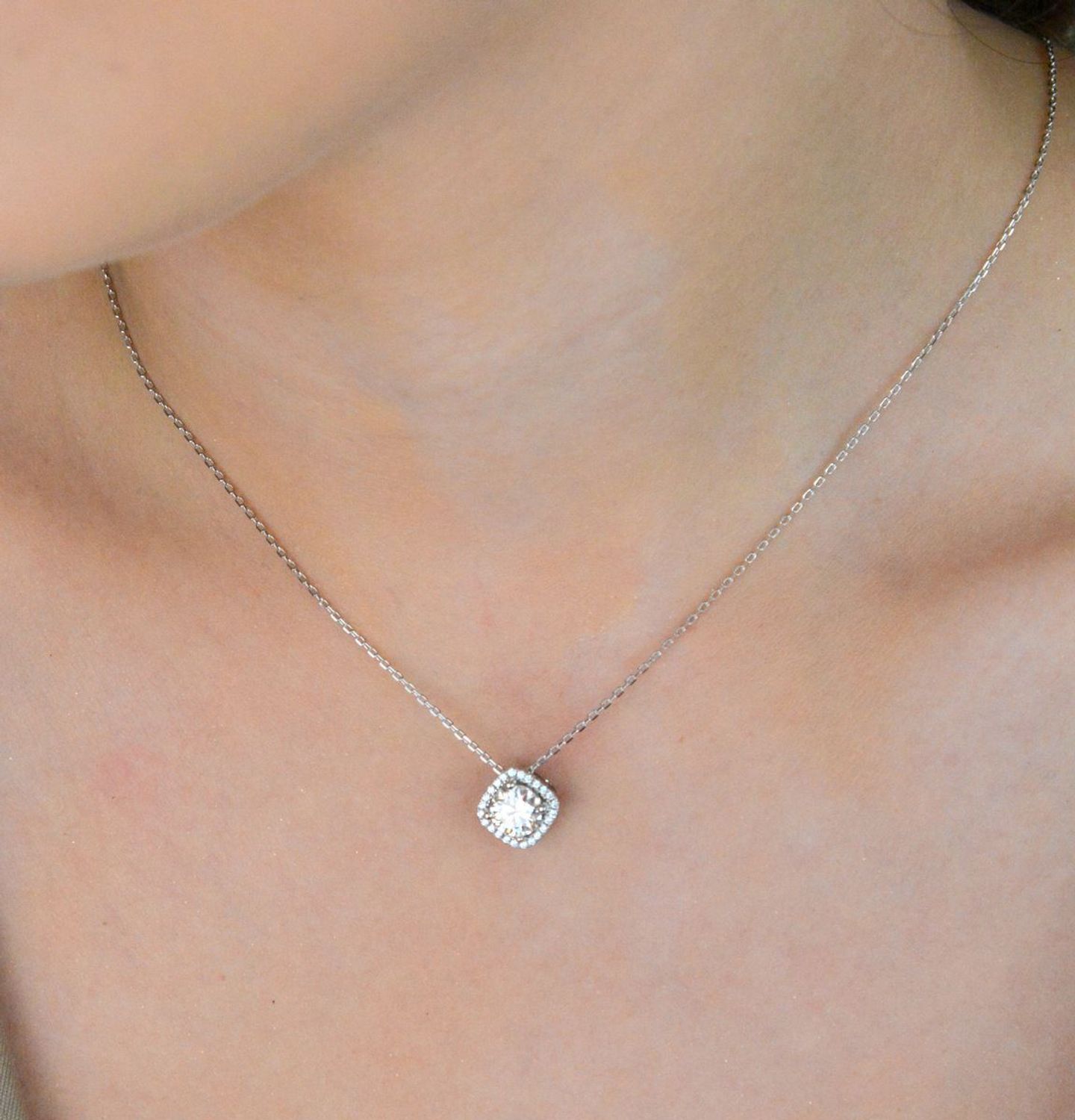 Srebrny naszyjnik z białymi moissanitami BMP043 – kwadratowe zdobienie  Elegancka biżuteria (2).jpg