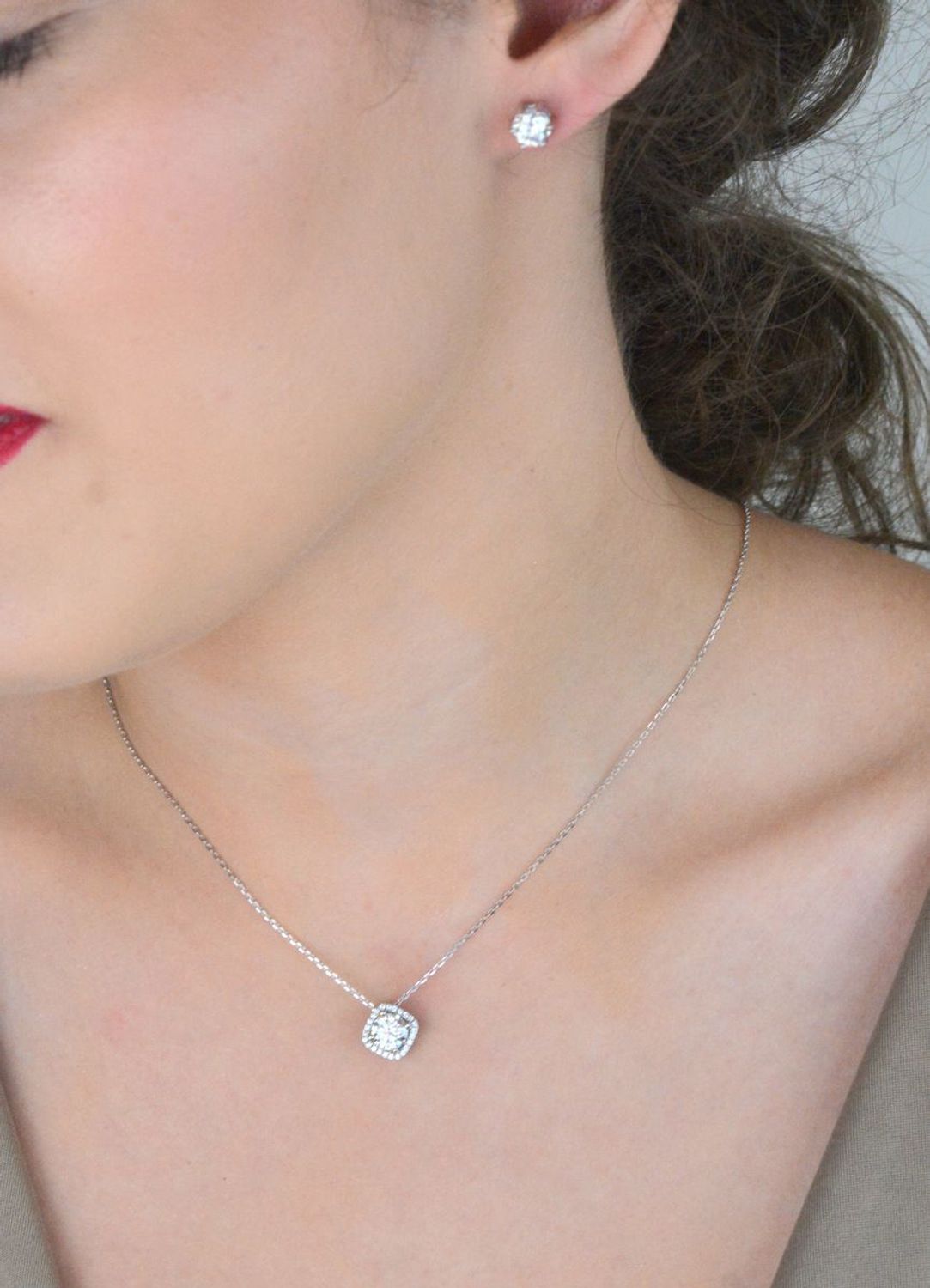 Srebrny naszyjnik z białymi moissanitami BMP043 – kwadratowe zdobienie  Elegancka biżuteria (2).jpg