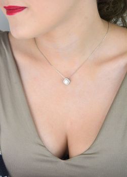 Elegancki srebrny naszyjnik z kwadratowym zdobieniem i lśniącymi moissanitami. Idealny na prezent i każdą okazję. Subtelny blask, nowoczesny styl (3).JPG