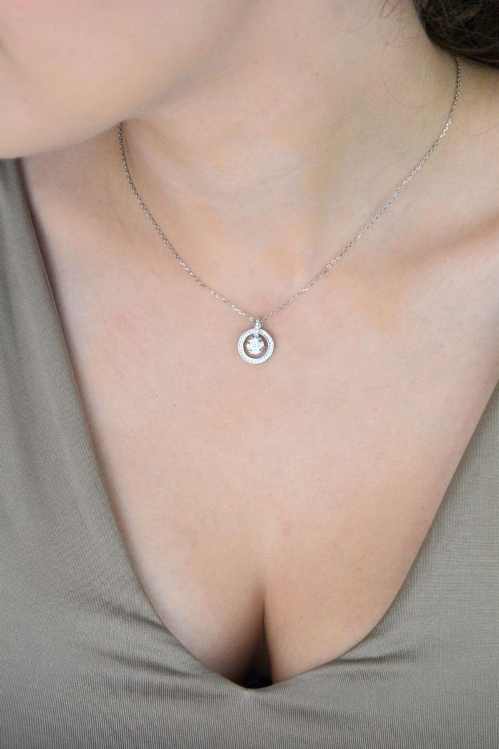 Srebrny naszyjnik z moissanitem BMP130 – okrągła zawieszka z ramką  Biżuteria premium.jpg