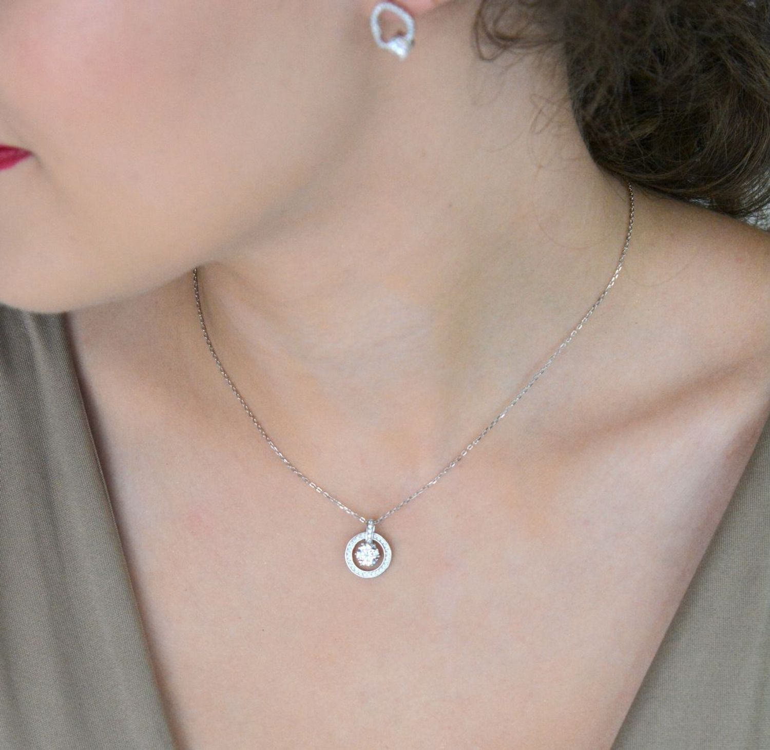Srebrny naszyjnik z moissanitem BMP130 – okrągła zawieszka z ramką  Biżuteria premium.jpg