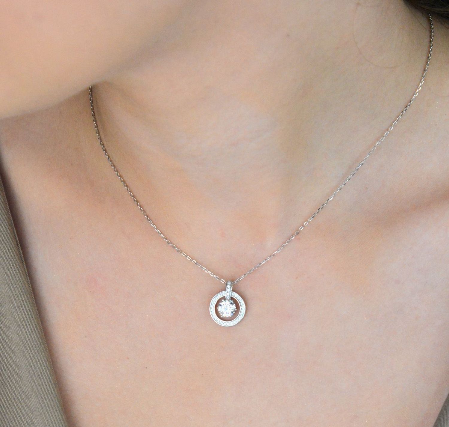 Srebrny naszyjnik z moissanitem BMP130 – okrągła zawieszka z ramką  Biżuteria premium.jpg