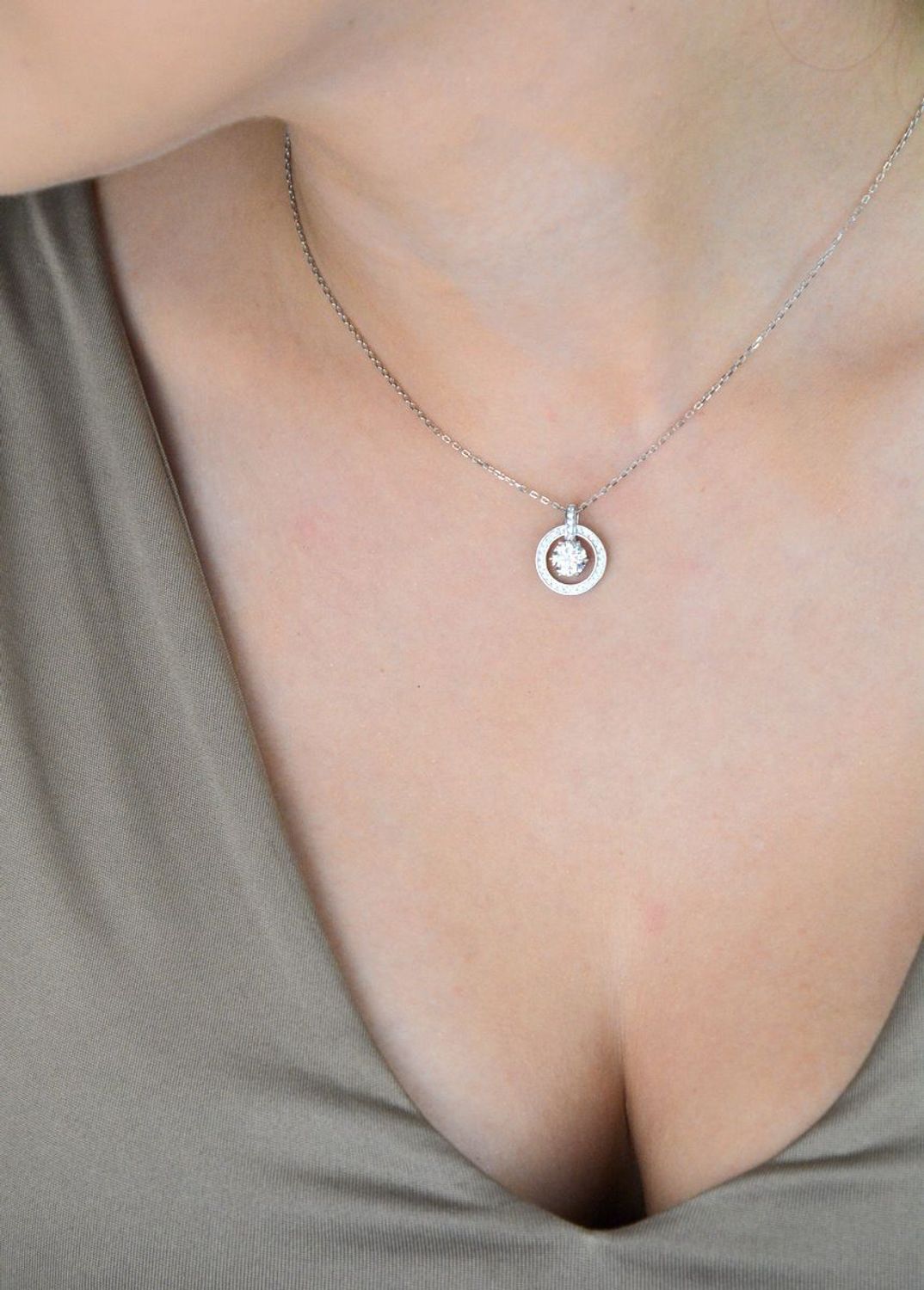 Srebrny naszyjnik z moissanitem BMP130 – okrągła zawieszka z ramką  Biżuteria premium.jpg