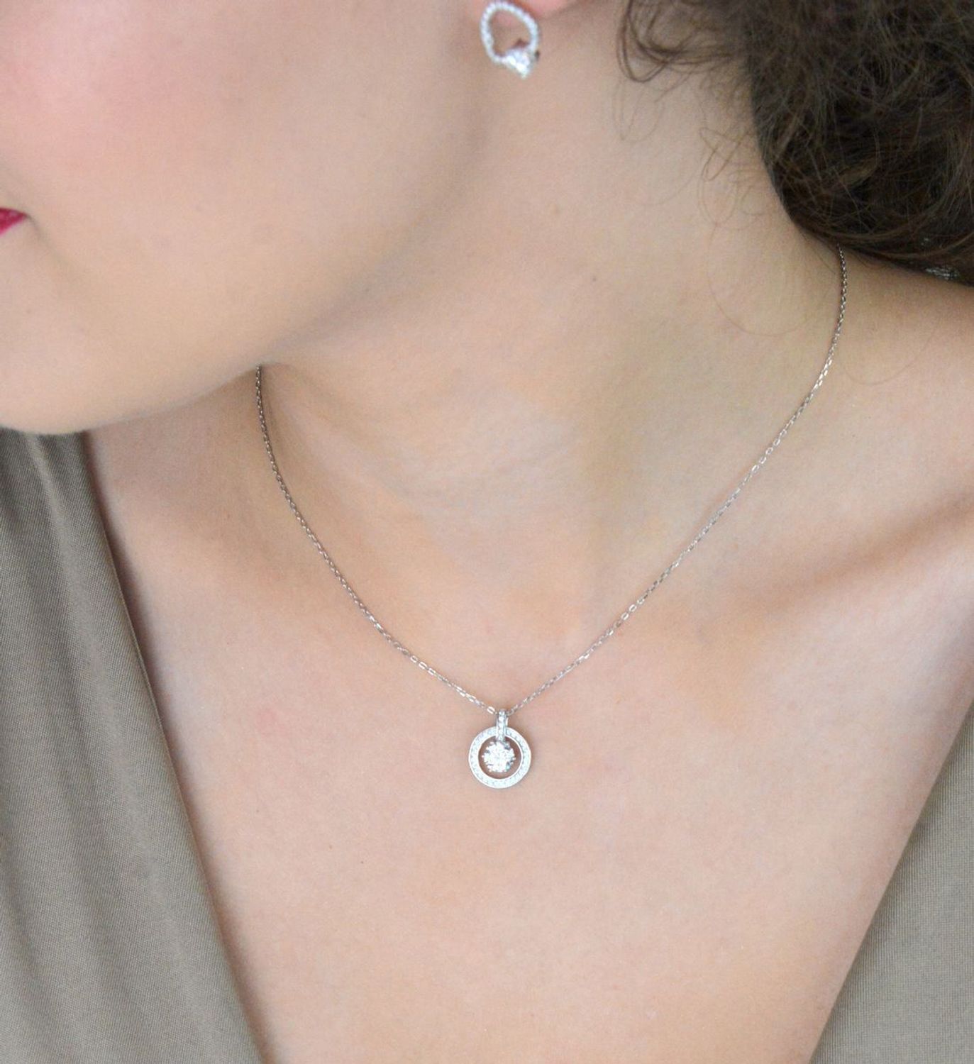 Srebrny naszyjnik z moissanitem BMP130 – okrągła zawieszka z ramką  Biżuteria premium.jpg