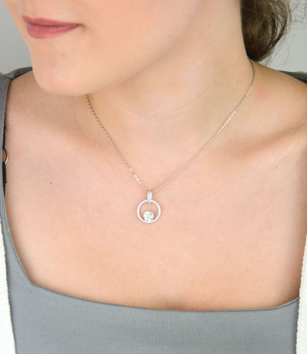 aSrebrny naszyjnik z moissanitem 1 ct – szlif brylantowy, certyfikat GRA  Biżuteria Brizzling Jewels.jpg