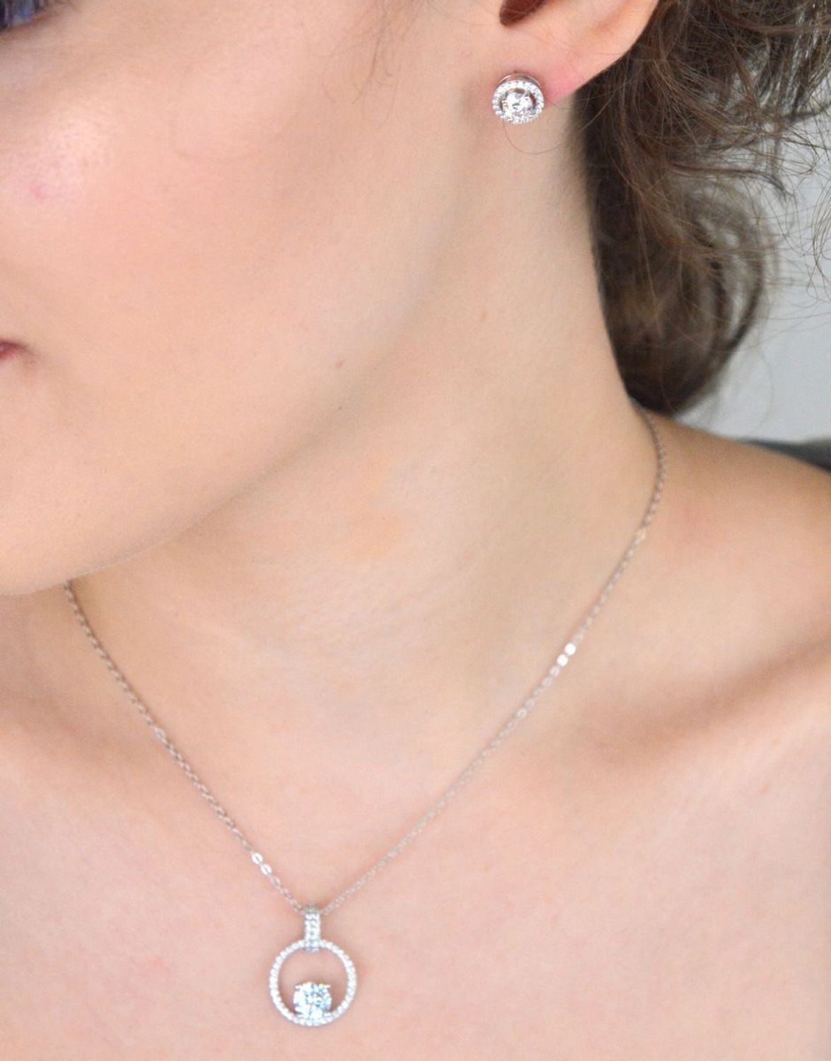 aSrebrny naszyjnik z moissanitem 1 ct – szlif brylantowy, certyfikat GRA  Biżuteria Brizzling Jewels.jpg