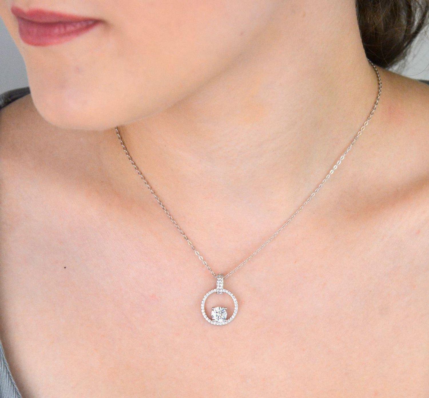 aSrebrny naszyjnik z moissanitem 1 ct – szlif brylantowy, certyfikat GRA  Biżuteria Brizzling Jewels.jpg