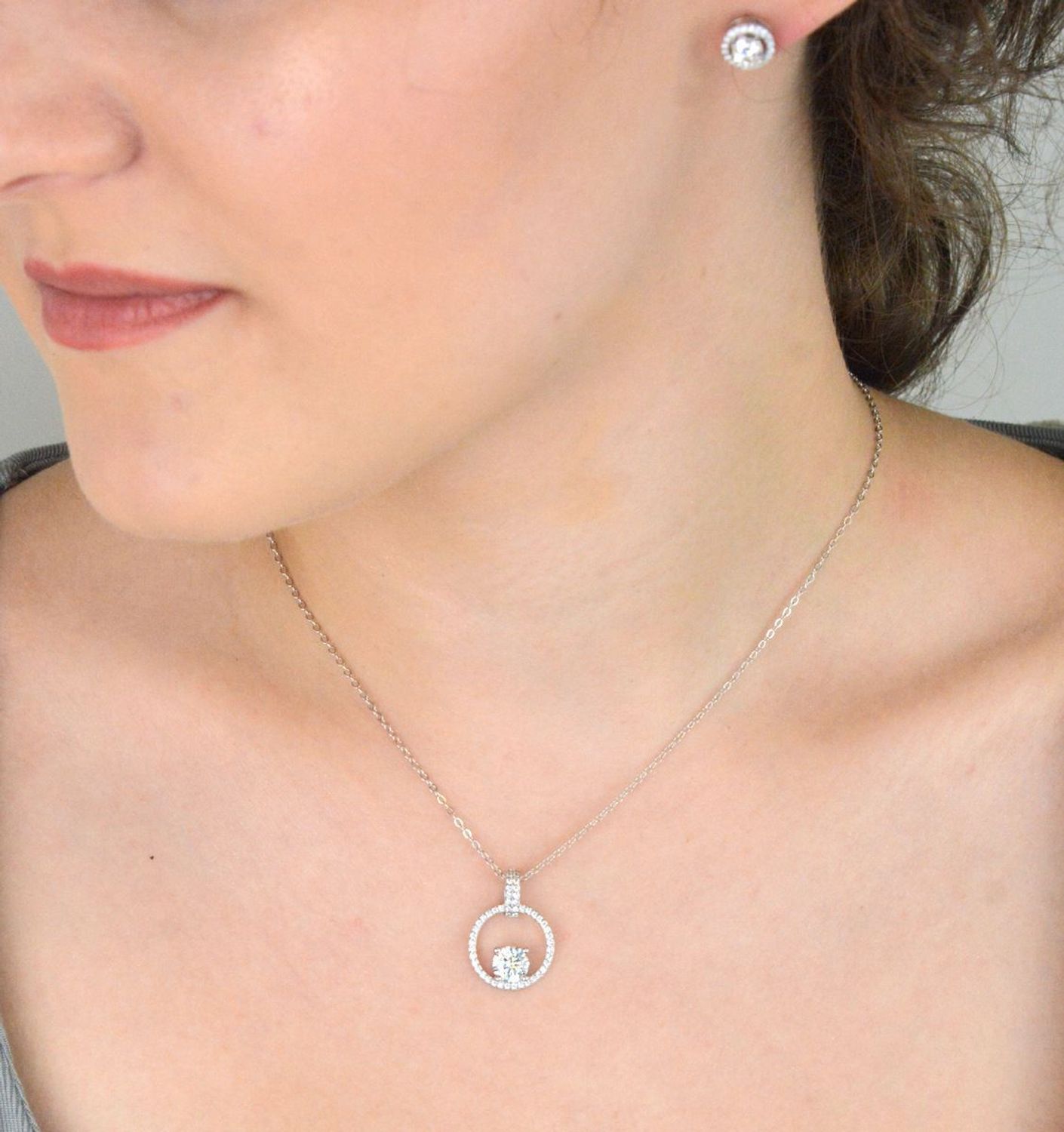 aSrebrny naszyjnik z moissanitem 1 ct – szlif brylantowy, certyfikat GRA  Biżuteria Brizzling Jewels.jpg